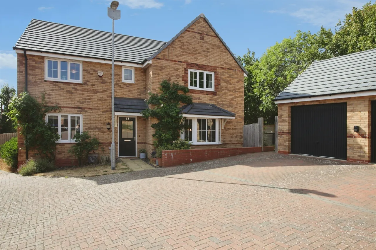 4 bed house for sale — Cowley Meadow Way, Crick, Northampton