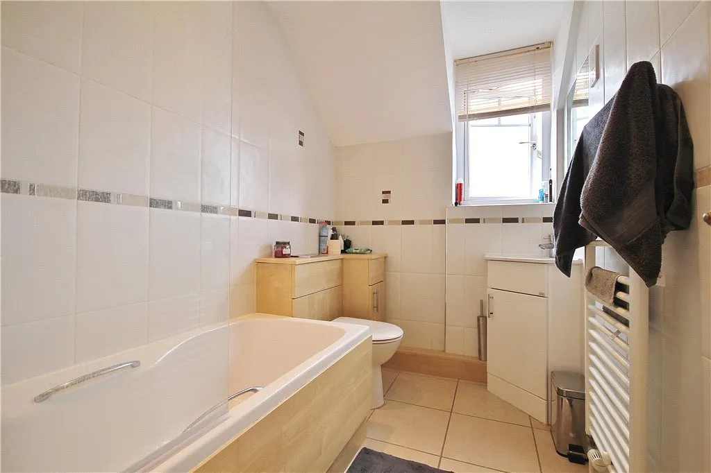 Broadway, Knaphill, GU21, photo 6