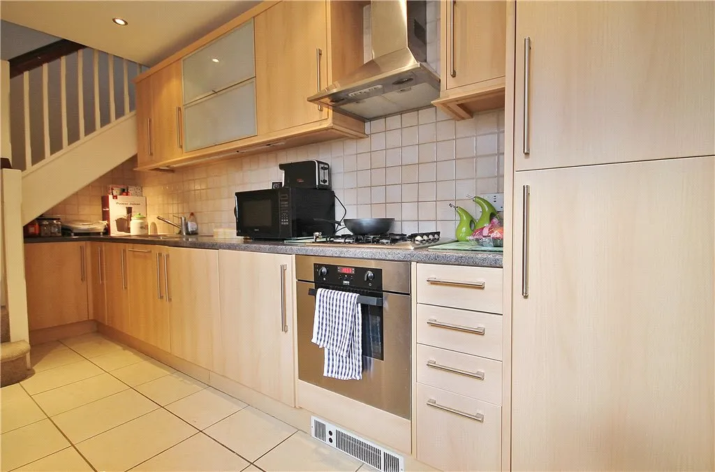 Broadway, Knaphill, GU21, photo 2
