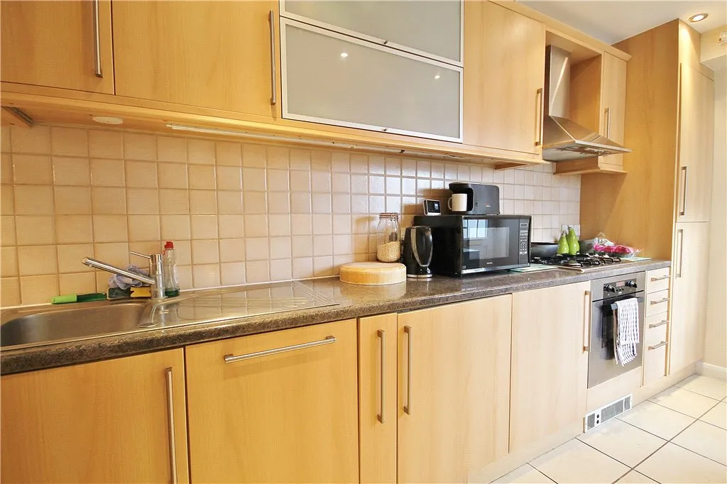 Broadway, Knaphill, GU21, photo 5