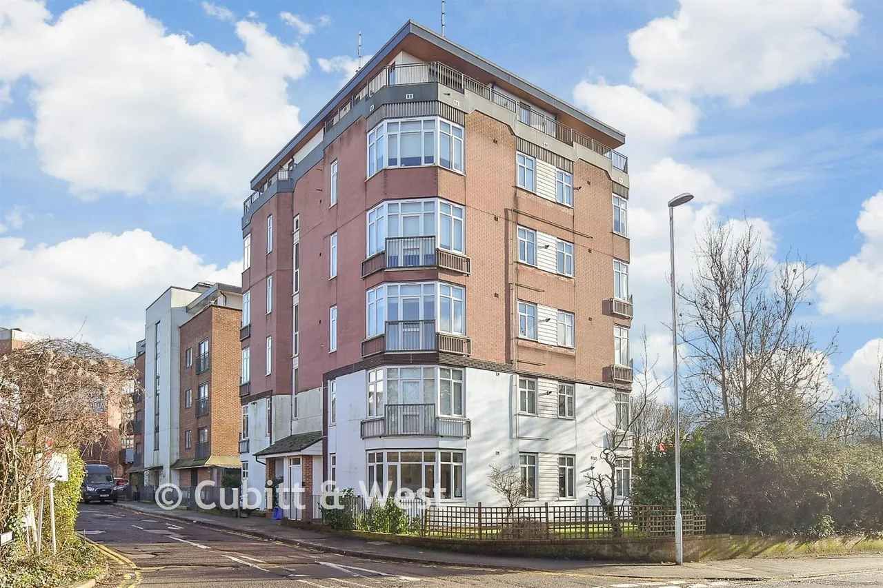 3 bed flat for sale, Wood Street, East Grinstead, RH19