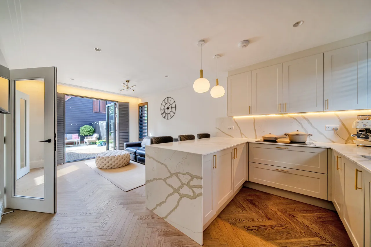 Barons Drive, Cranleigh, GU6, photo 2