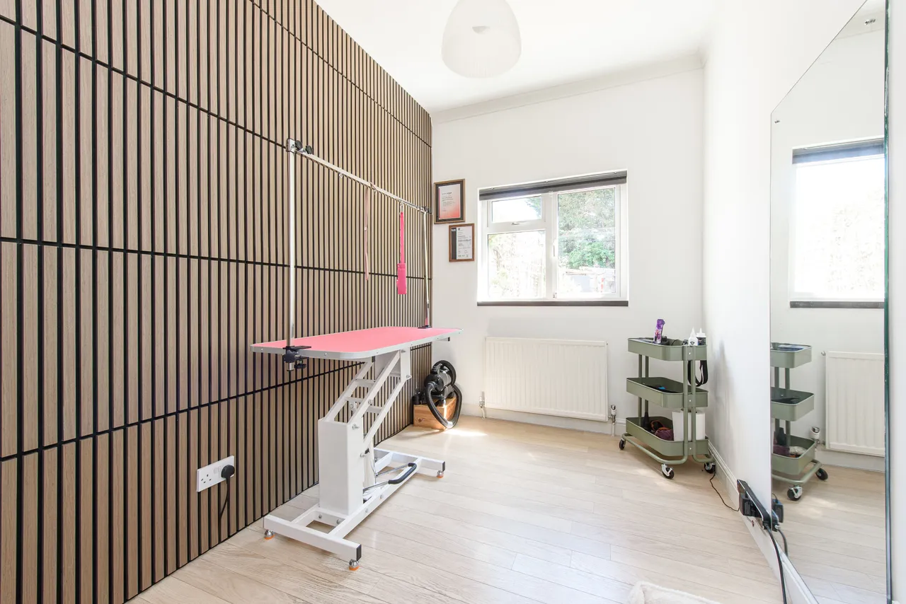 113 Woodstock Avenue, London, photo 12