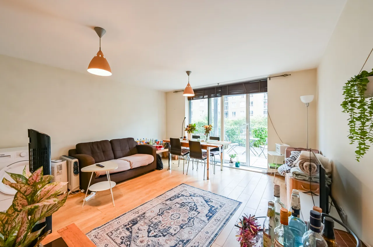 2 bed flat to rent, London, E14