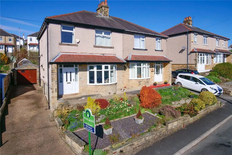 3 bed house for sale — St. Aidans Road, Baildon, West Yorkshire, BD17