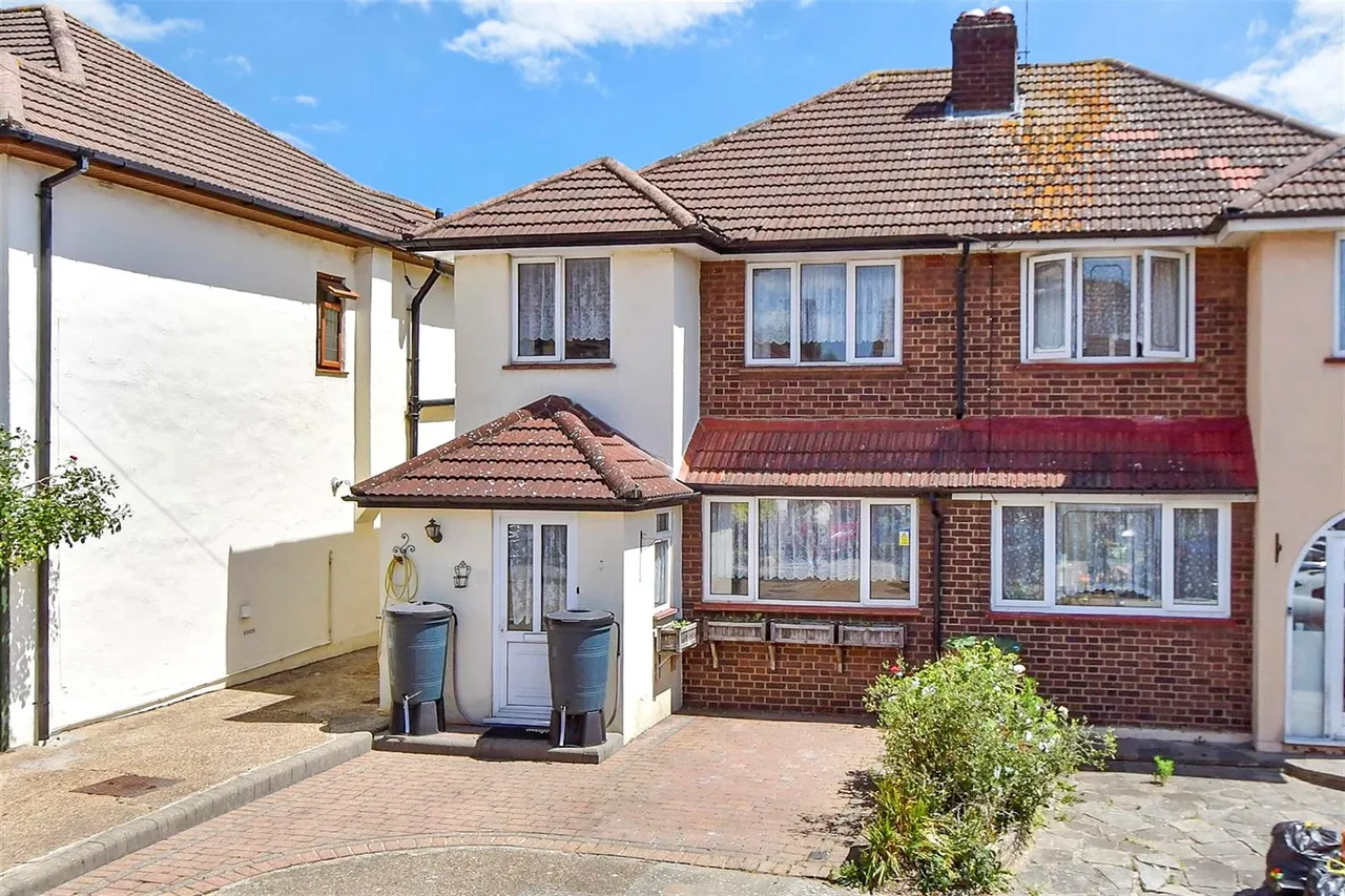 3 bed house for sale, Chaseside Close, Romford, RM1
