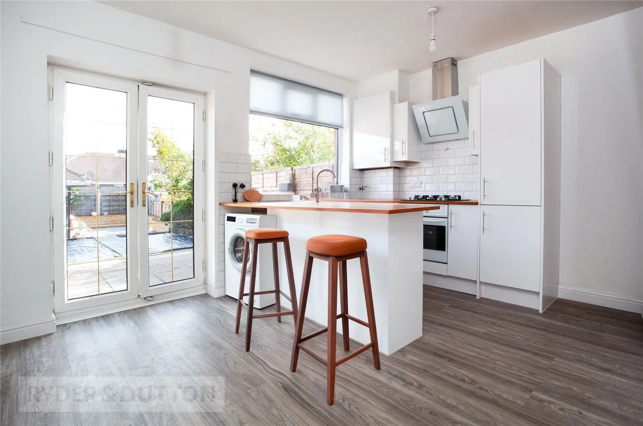Clarendon Street, Lowerplace, OL16, photo 2