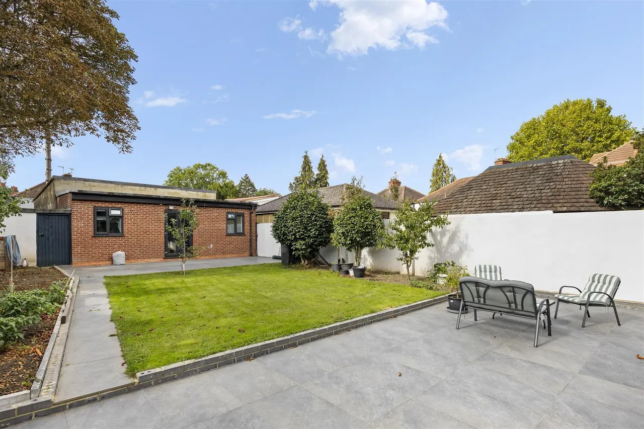 Manston Avenue, Norwood Green, photo 18