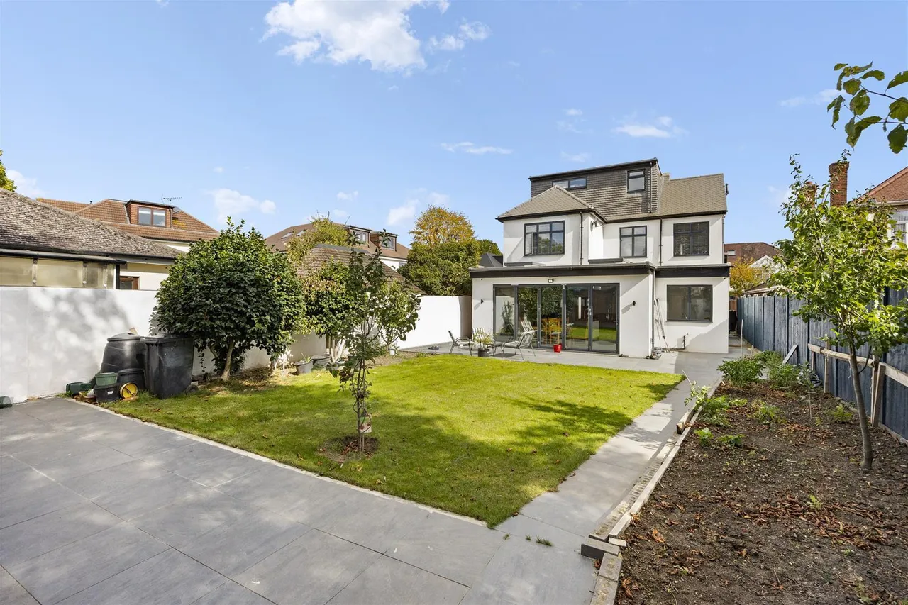 Manston Avenue, Norwood Green, photo 2