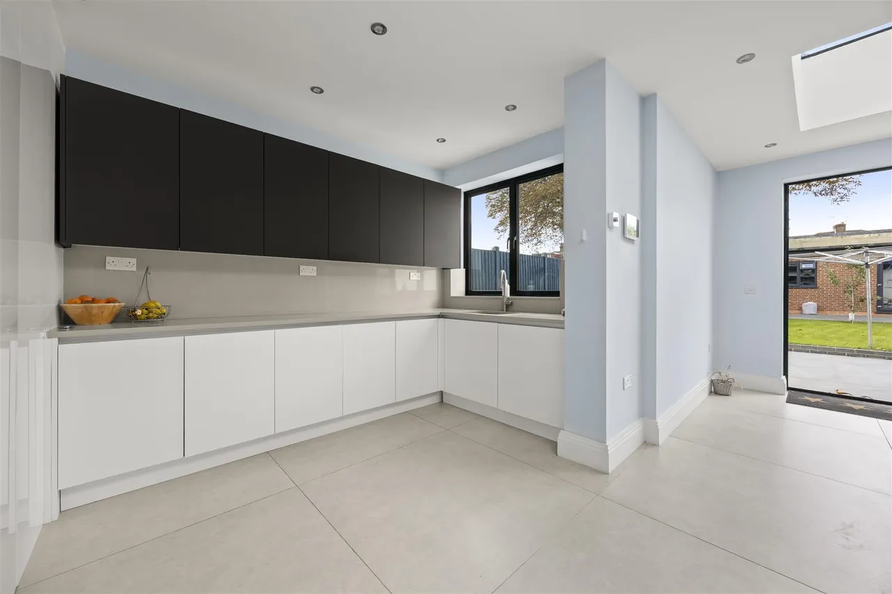 Manston Avenue, Norwood Green, photo 4