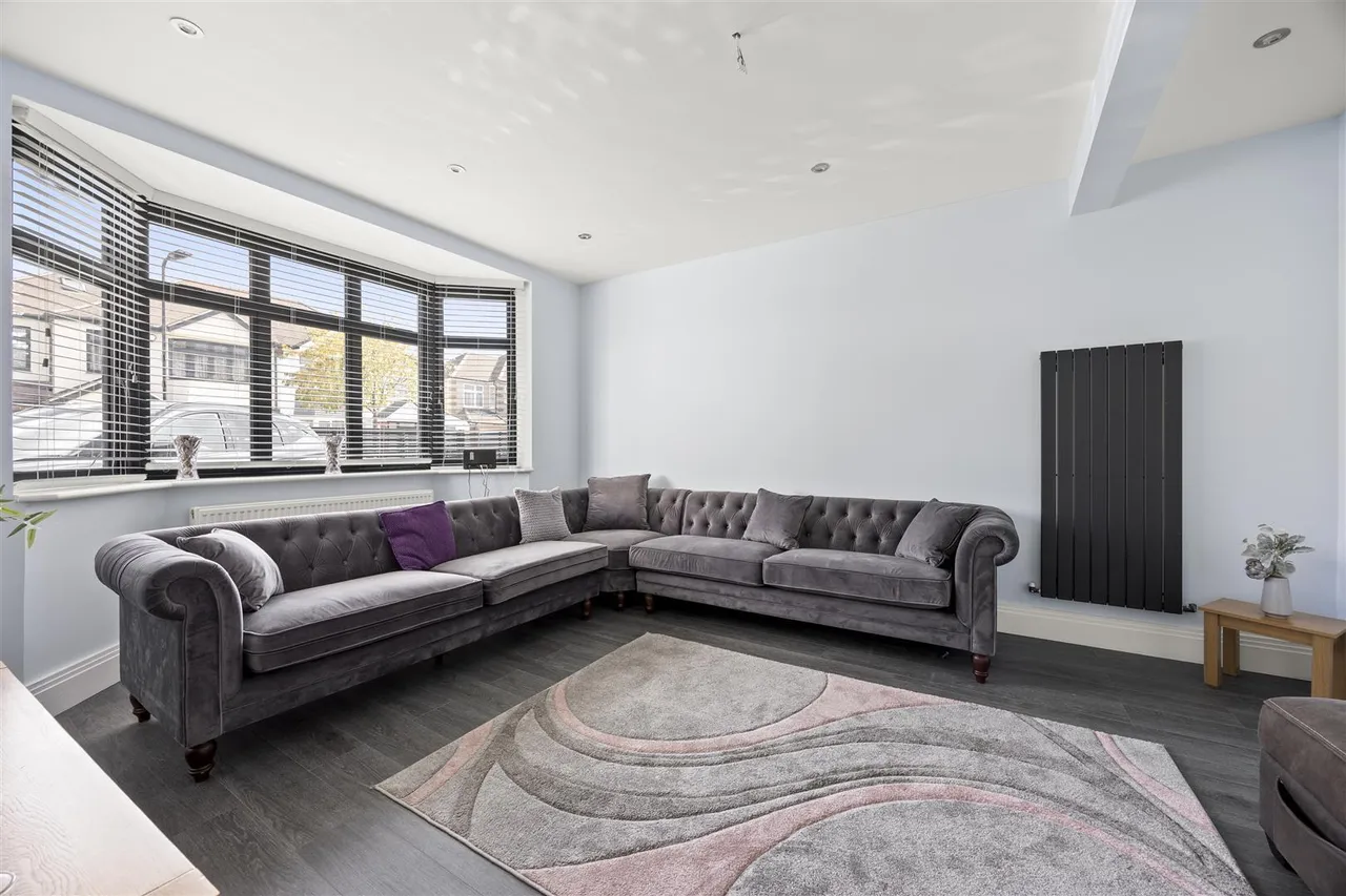 Manston Avenue, Norwood Green, photo 6