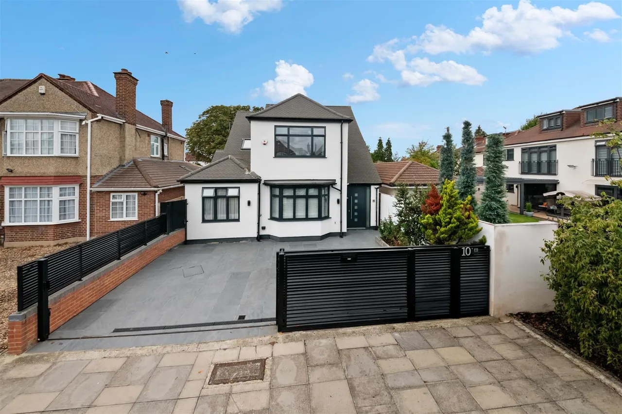 5 bed house for sale, Manston Avenue, Norwood Green