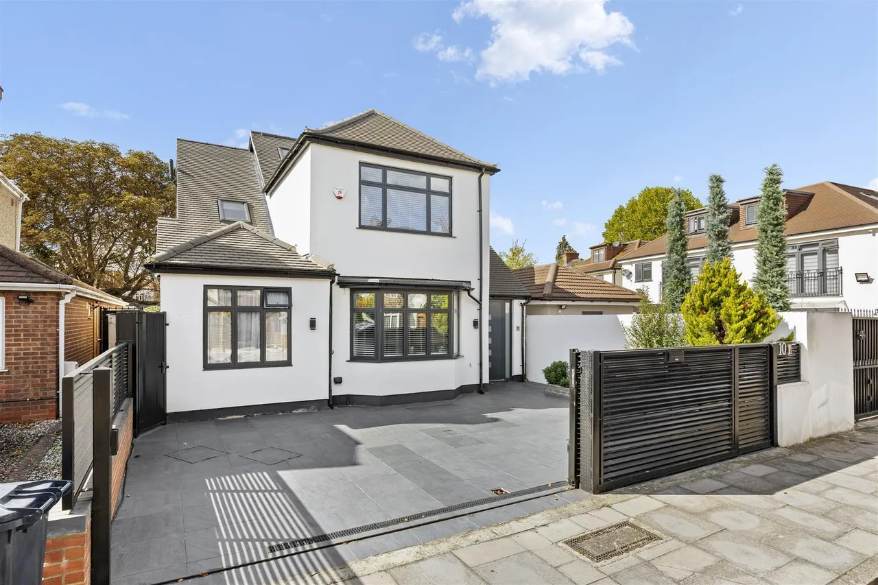 Manston Avenue, Norwood Green, photo 20