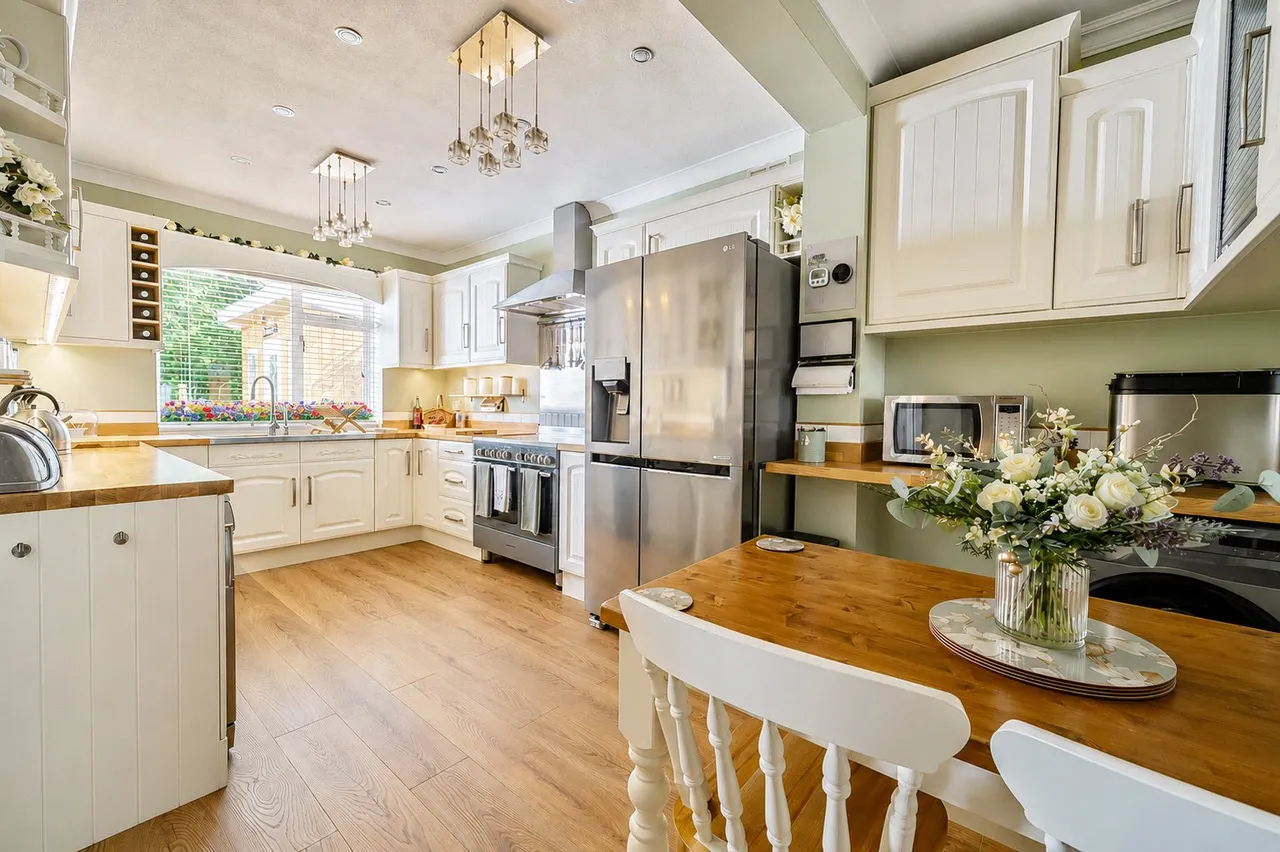 Crookham Road, Church Crookham, Fleet, Hampshire, GU51 5NP, photo 2