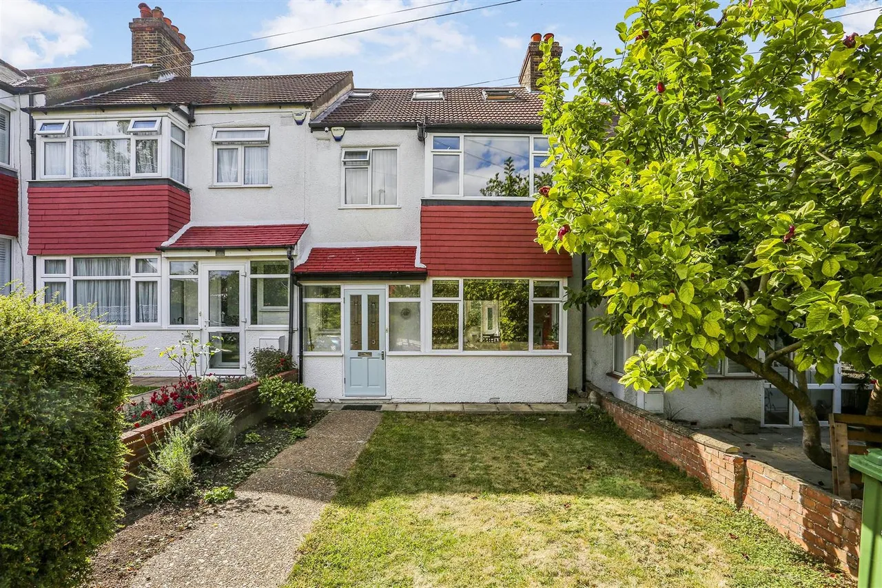 4 bed house for sale — St. Dunstans Hill, Cheam, SM1 2TX