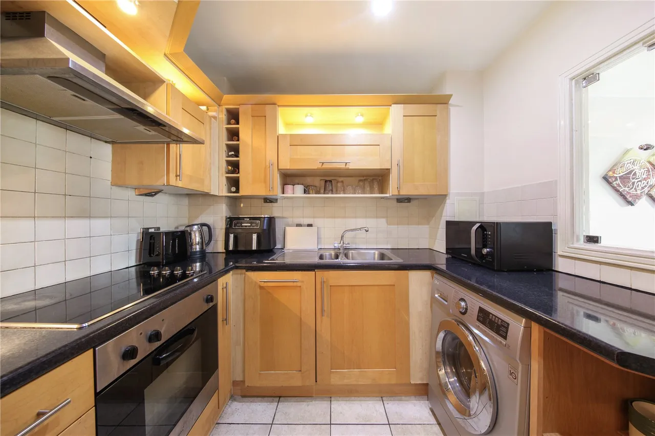 High Street, London, E15, photo 8