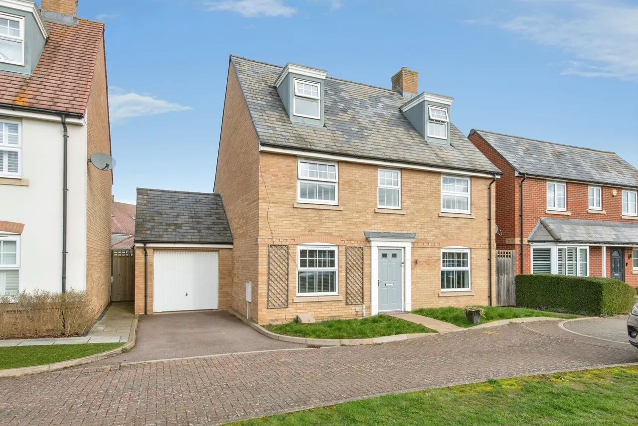 5 bed house for sale — Walton Grove, Biggleswade, Bedfordshire, SG18