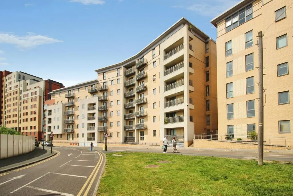 2 bed flat to rent — Bowman Lane, LEEDS