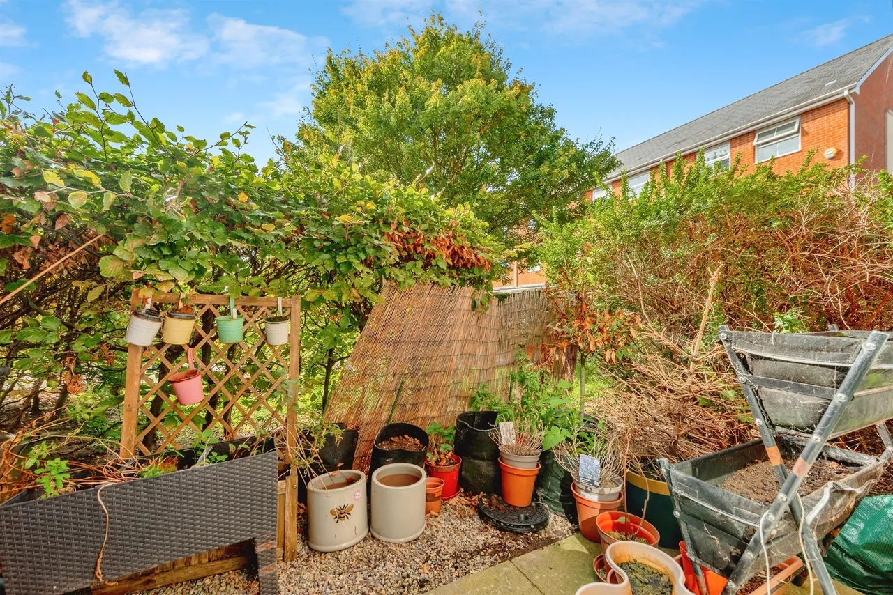 Barrow Gardens, Redhill, photo 6
