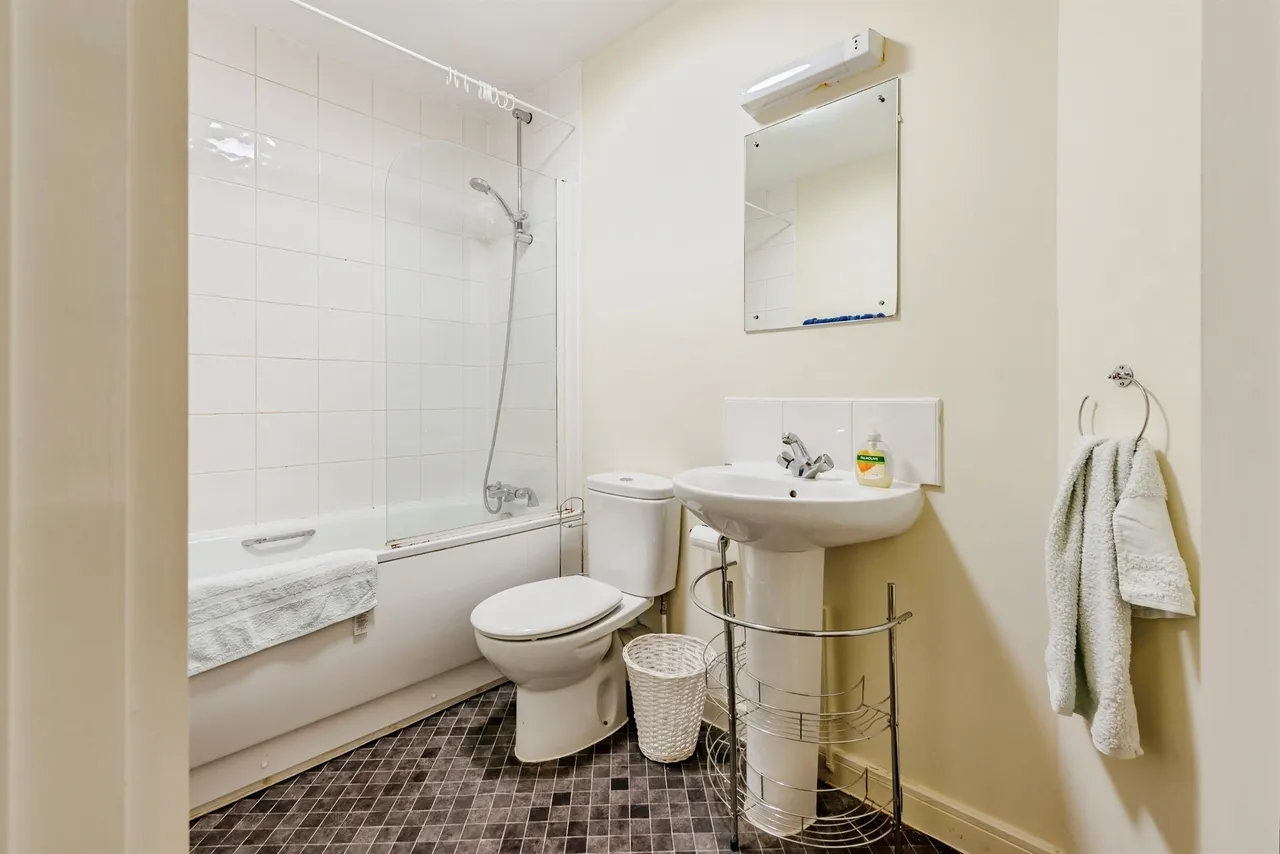 Barrow Gardens, Redhill, photo 12