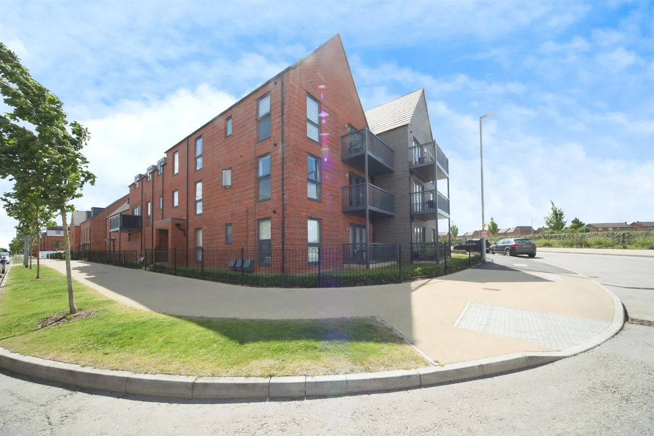 2 bed flat for sale, Lime Tree Drive, Houghton Regis, LU5