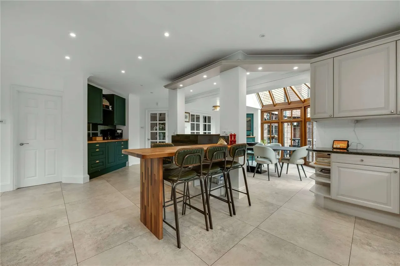 Torland Drive, Oxshott, Leatherhead, Surrey, KT22 0SA, photo 4