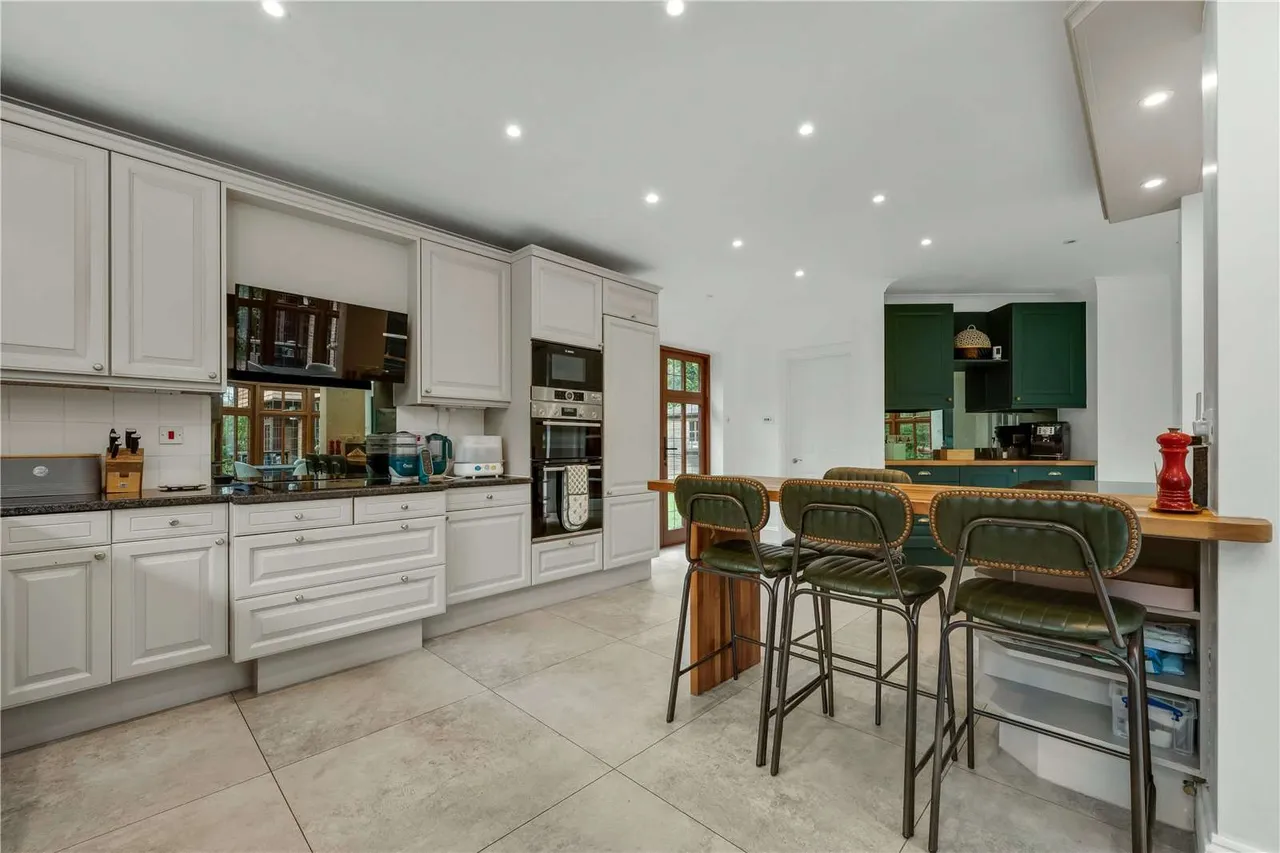 Torland Drive, Oxshott, Leatherhead, Surrey, KT22 0SA, photo 3
