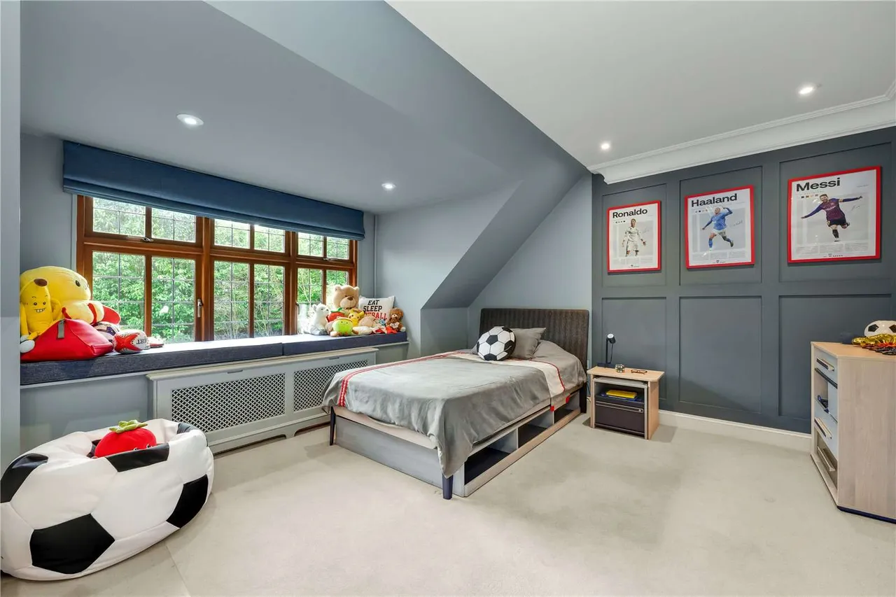 Torland Drive, Oxshott, Leatherhead, Surrey, KT22 0SA, photo 11