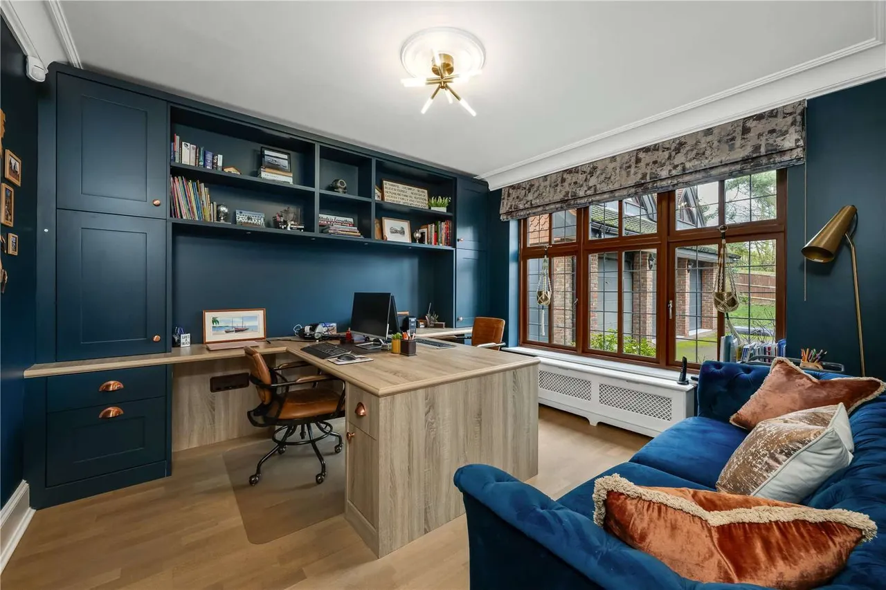 Torland Drive, Oxshott, Leatherhead, Surrey, KT22 0SA, photo 10