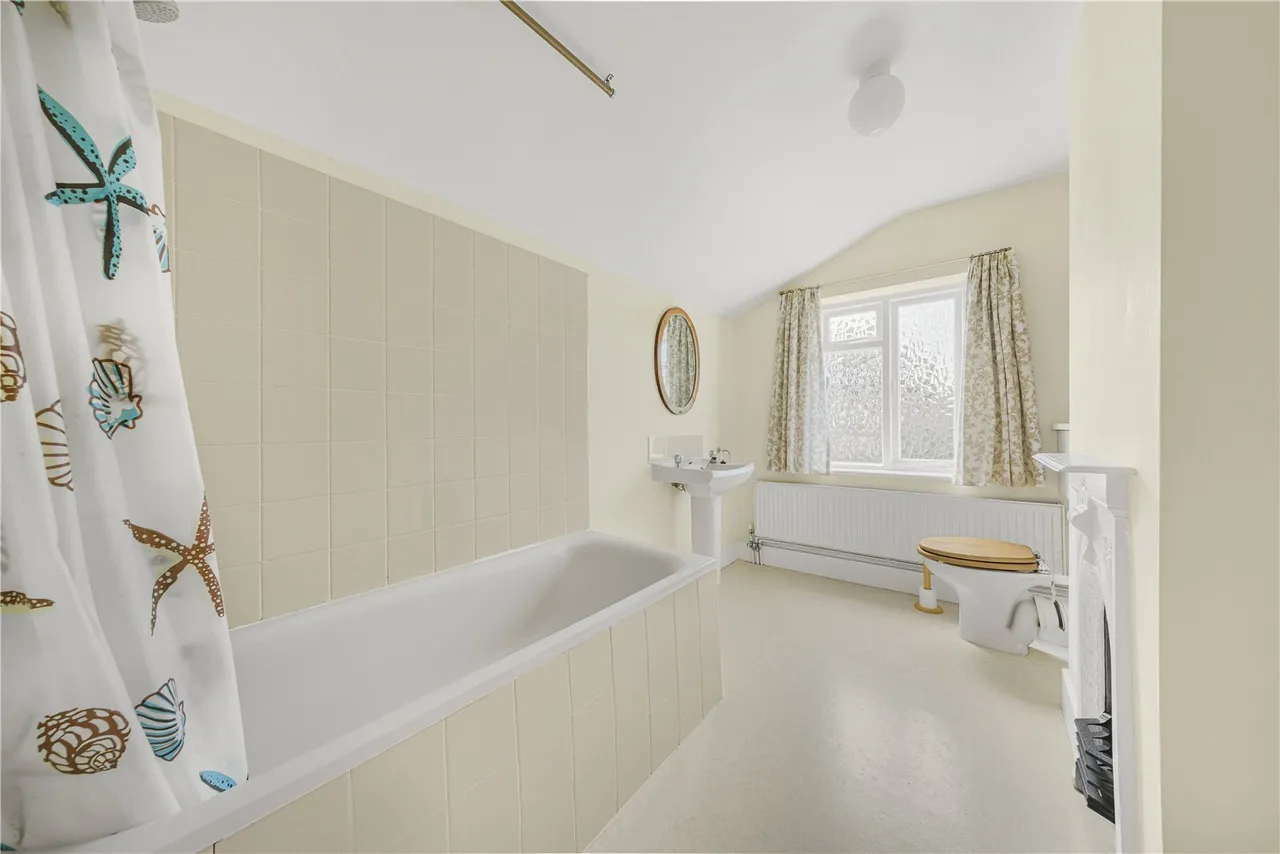 Sunnyside Road, Teddington, TW11, photo 9
