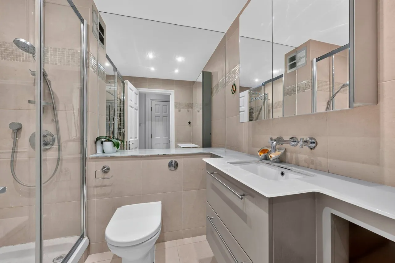 Gloucester Square, W2, photo 11