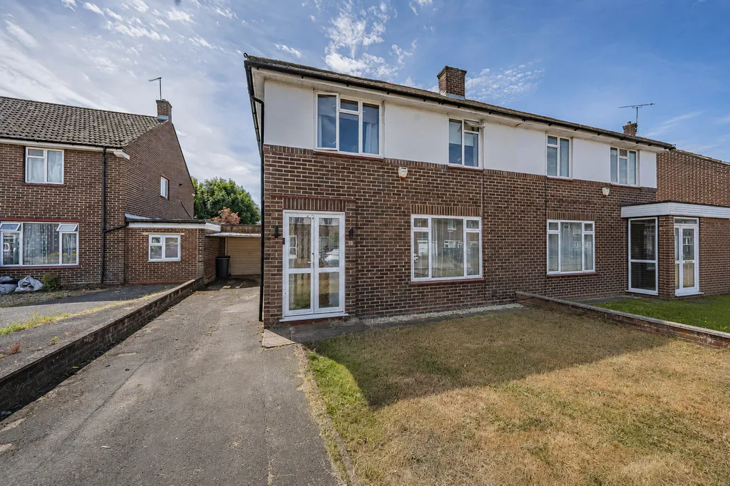 3 bed house for sale — Lodge Close, Cowley, UB8