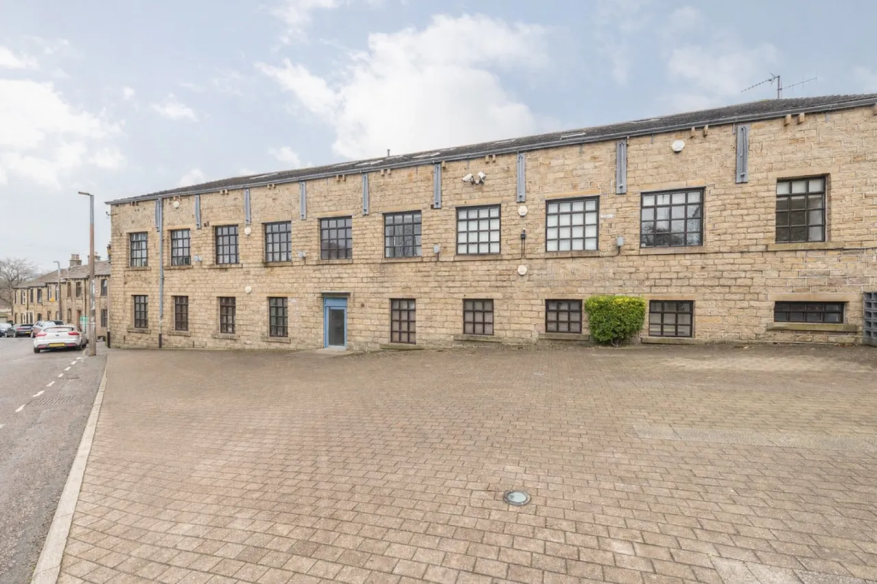 2 bed flat for sale — Cumin Court, Honley