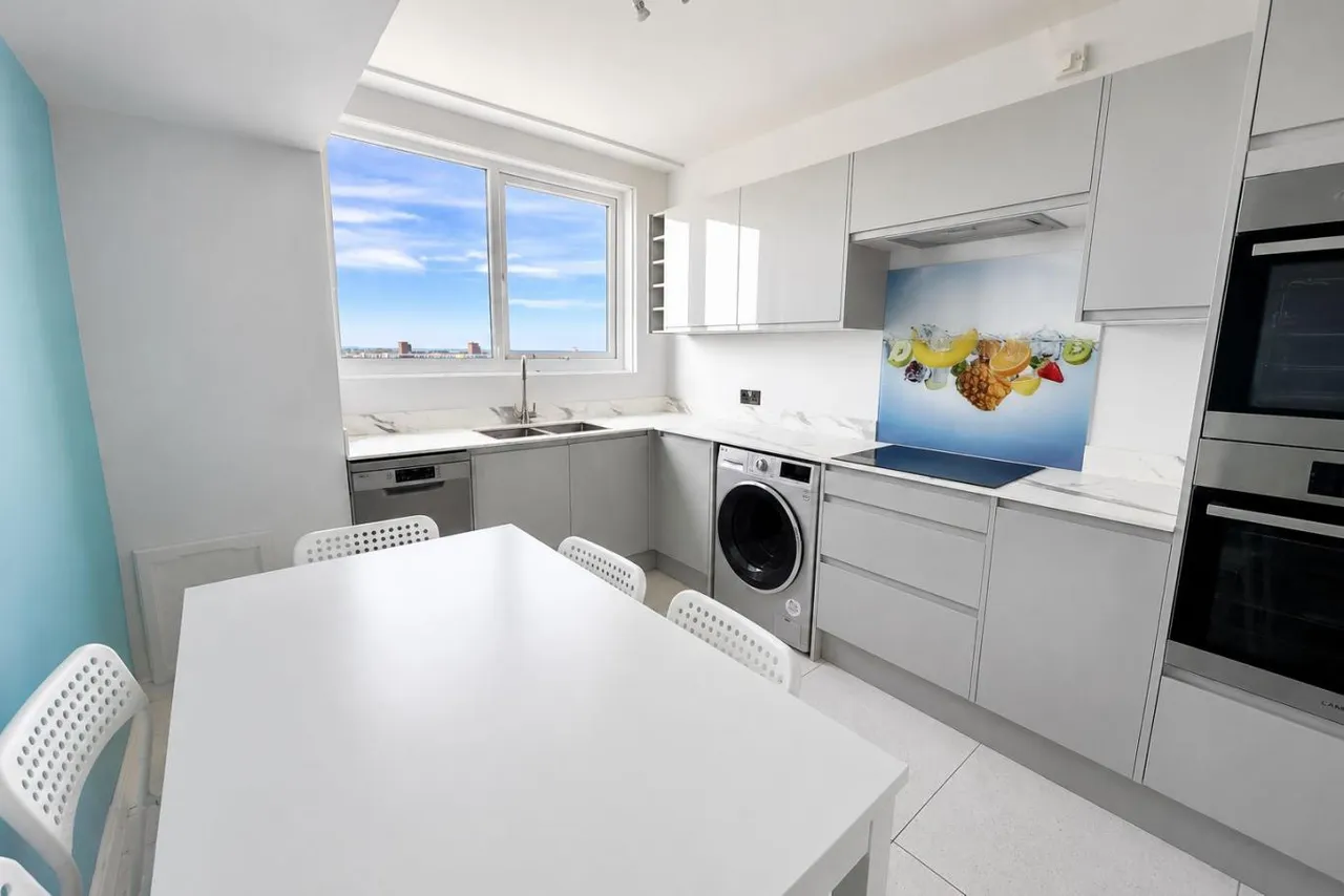 Colman Court, BH1, photo 8