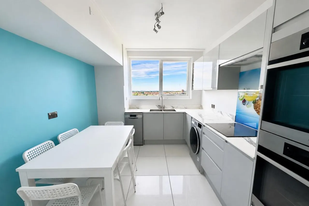 Colman Court, BH1, photo 2