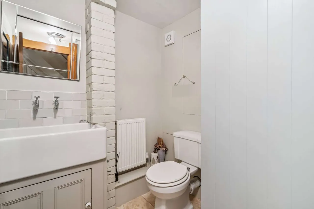 Rose Cottages, The Hill, Winchmore Hill, Amersham, HP7 0NJ, photo 11