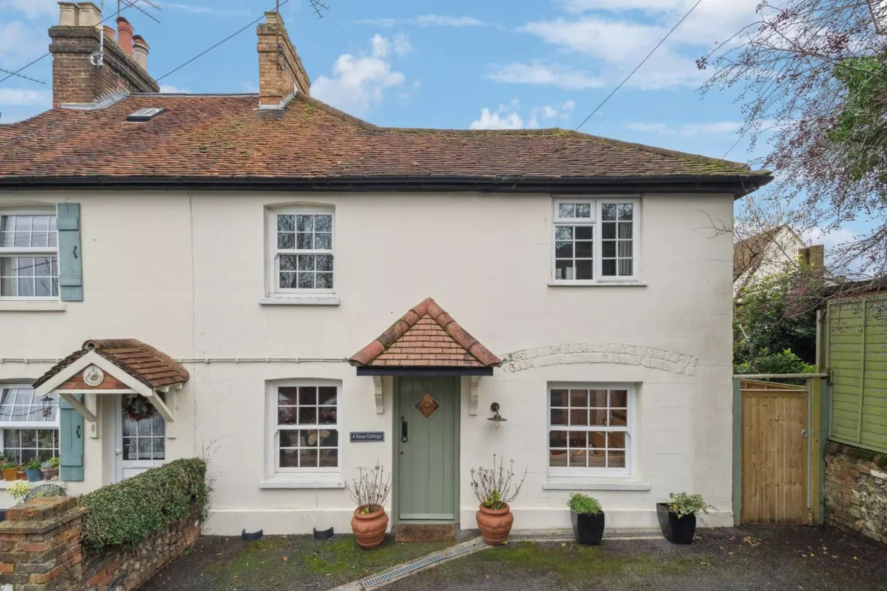 3 bed house for sale — Rose Cottages, The Hill, Winchmore Hill, Amersham, HP7 0NJ
