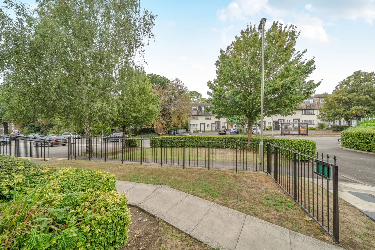 Stonegrove, Edgware, HA8, photo 12