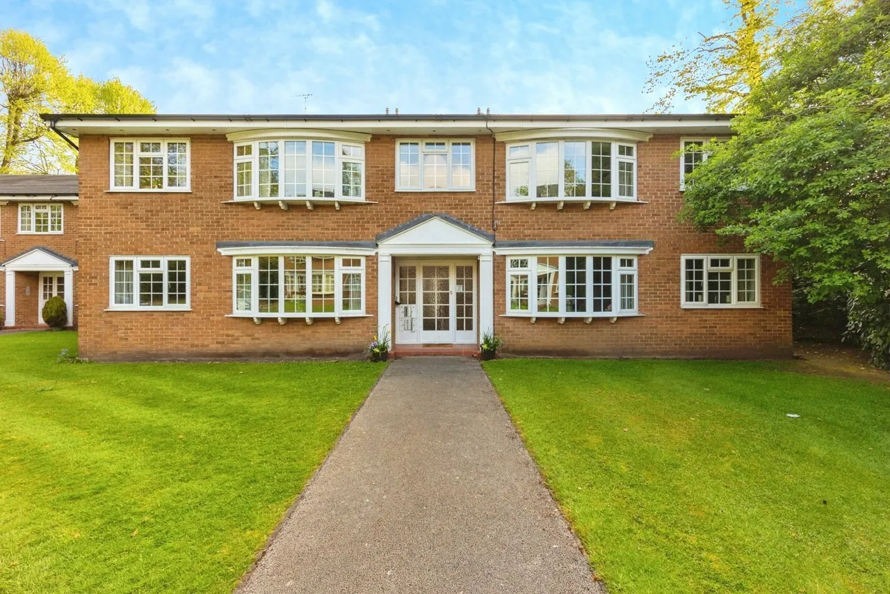 2 bed flat for sale — Dorchester Court, Brooklands Road, Sale, Greater Manchester, M33