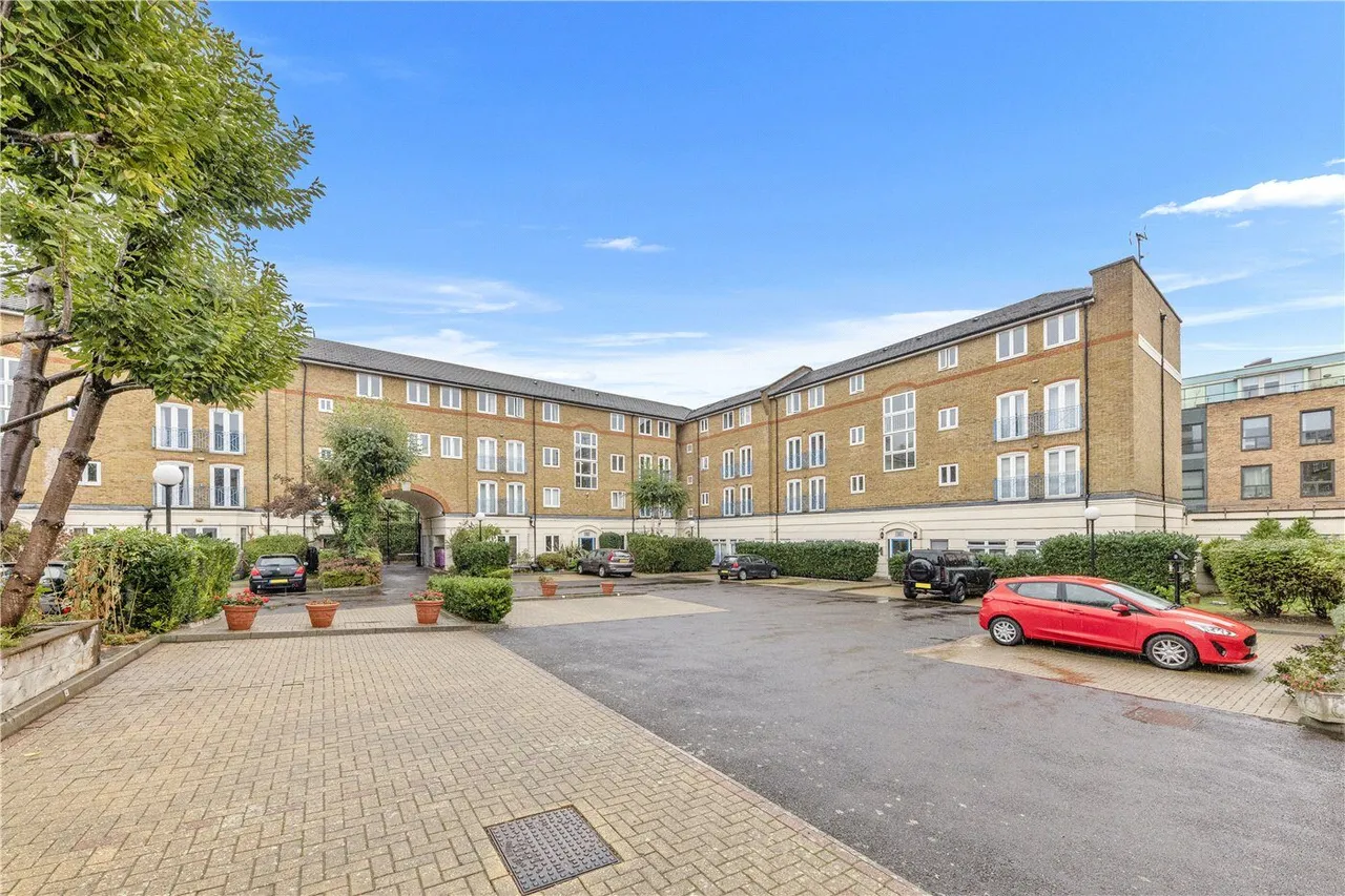 Fuller Close, London, E2, photo 15