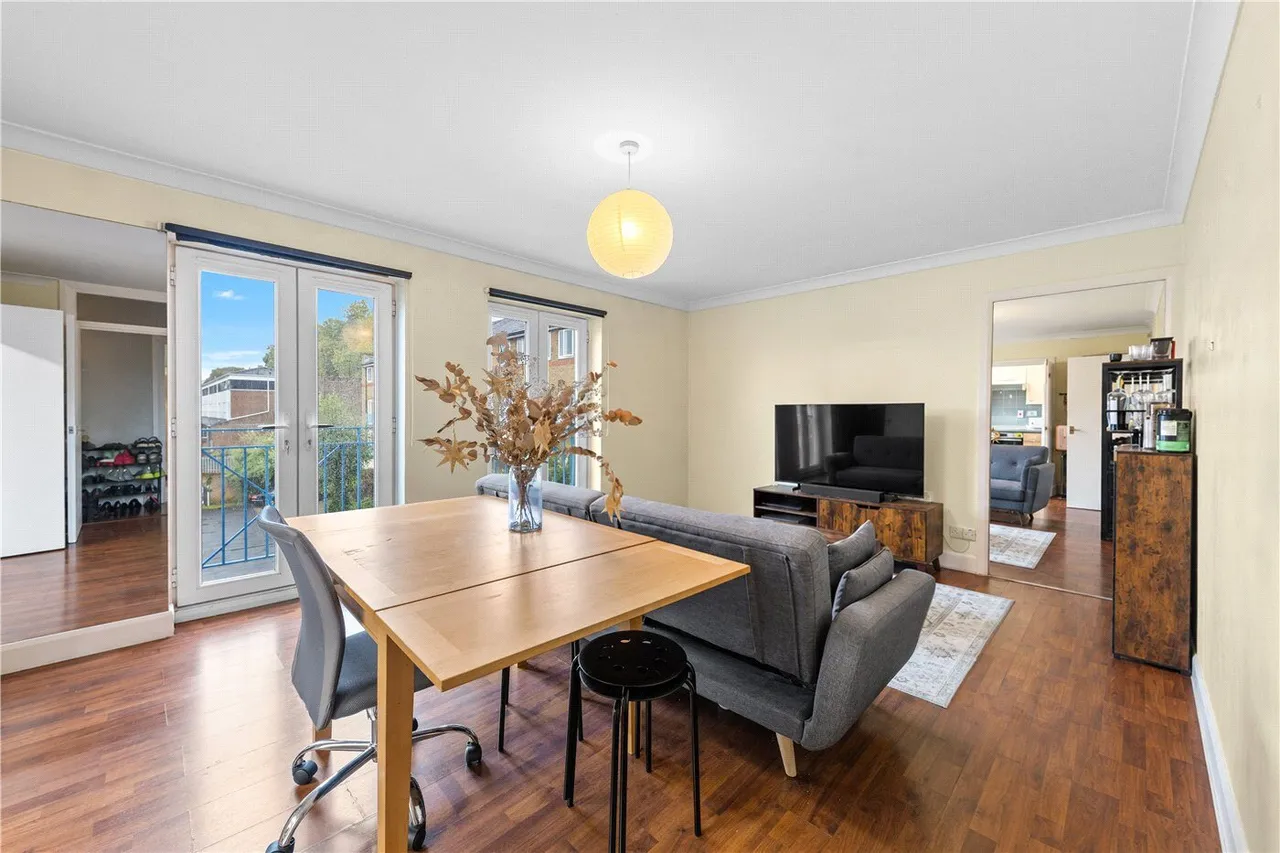 2 bed flat for sale, Fuller Close, London, E2
