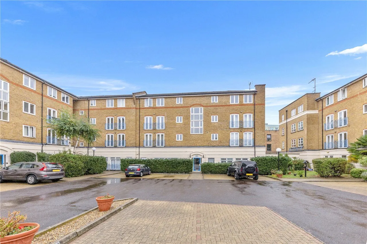 Fuller Close, London, E2, photo 14