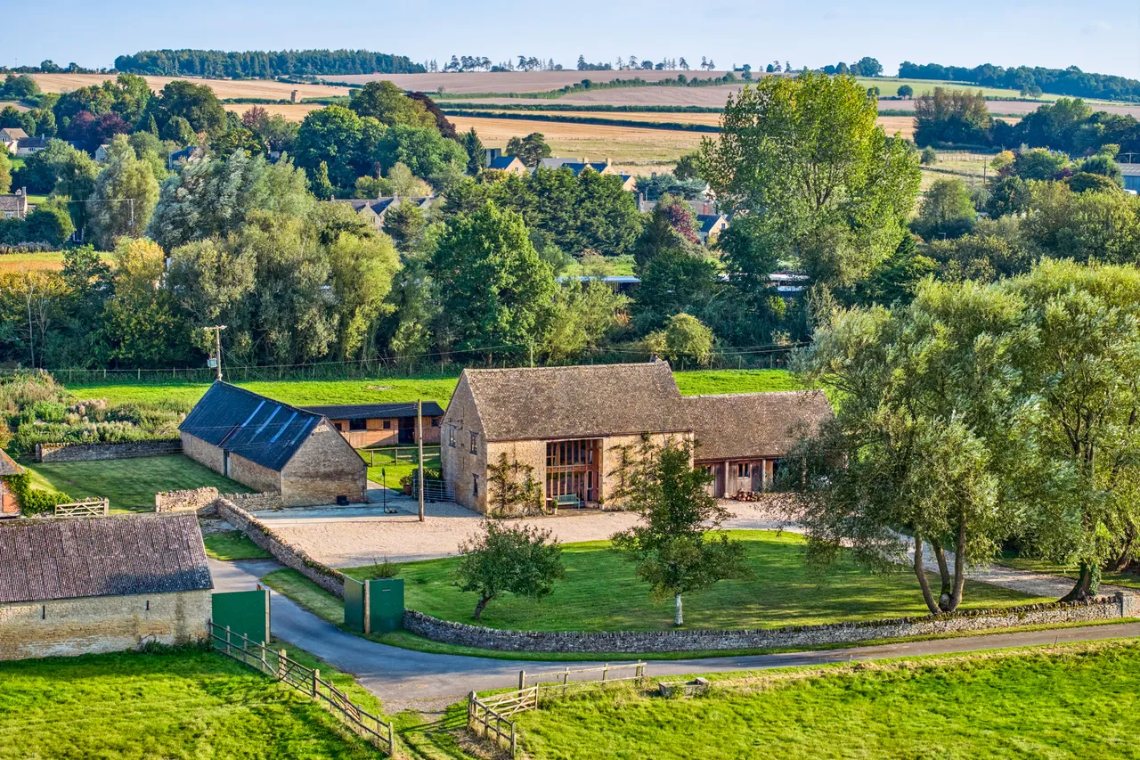 4 bed house for sale — Manor Farm Barn, Ascott-under-Wychwood, Oxfordshire