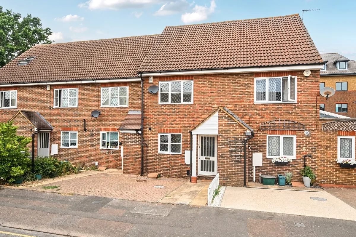 3 bed house to rent — Hawthorne Place, Epsom KT17
