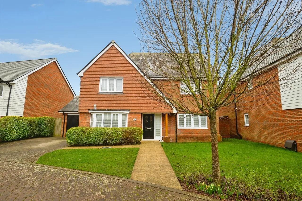 4 bed house for sale — Avion Gardens, Kings Hill, West Malling