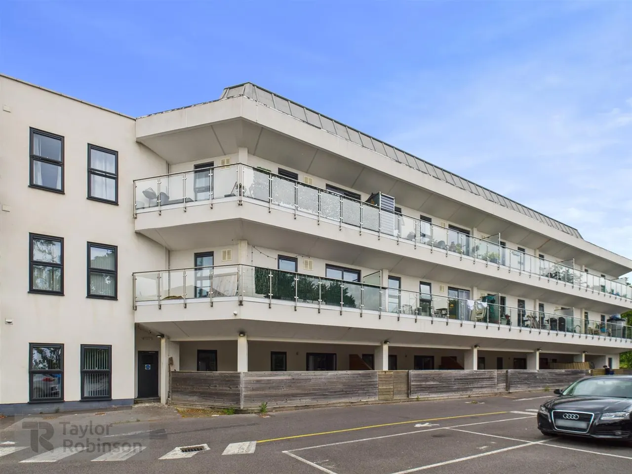 2 bed property for sale, Hazelwick Avenue, Three Bridges, RH10