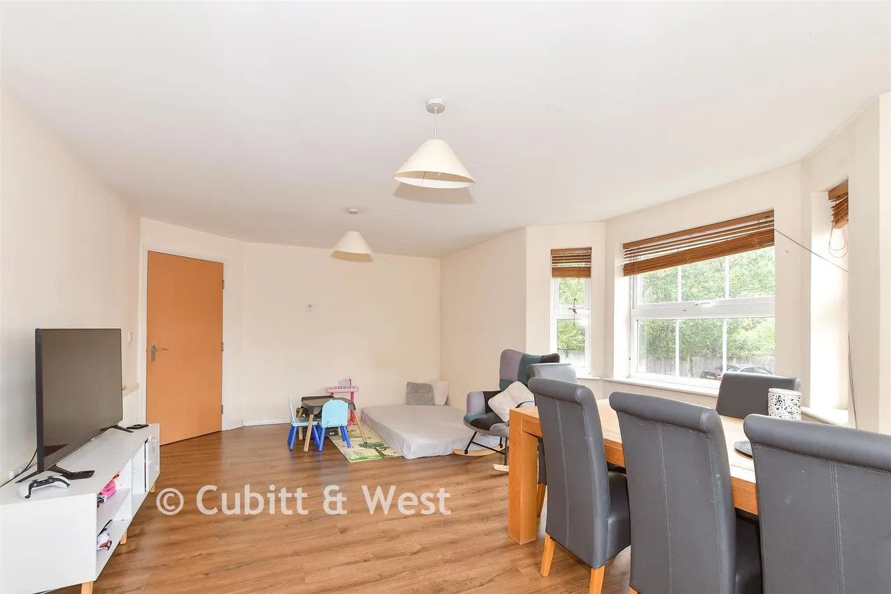 Lucas Close, Maidenbower, RH10, photo 3