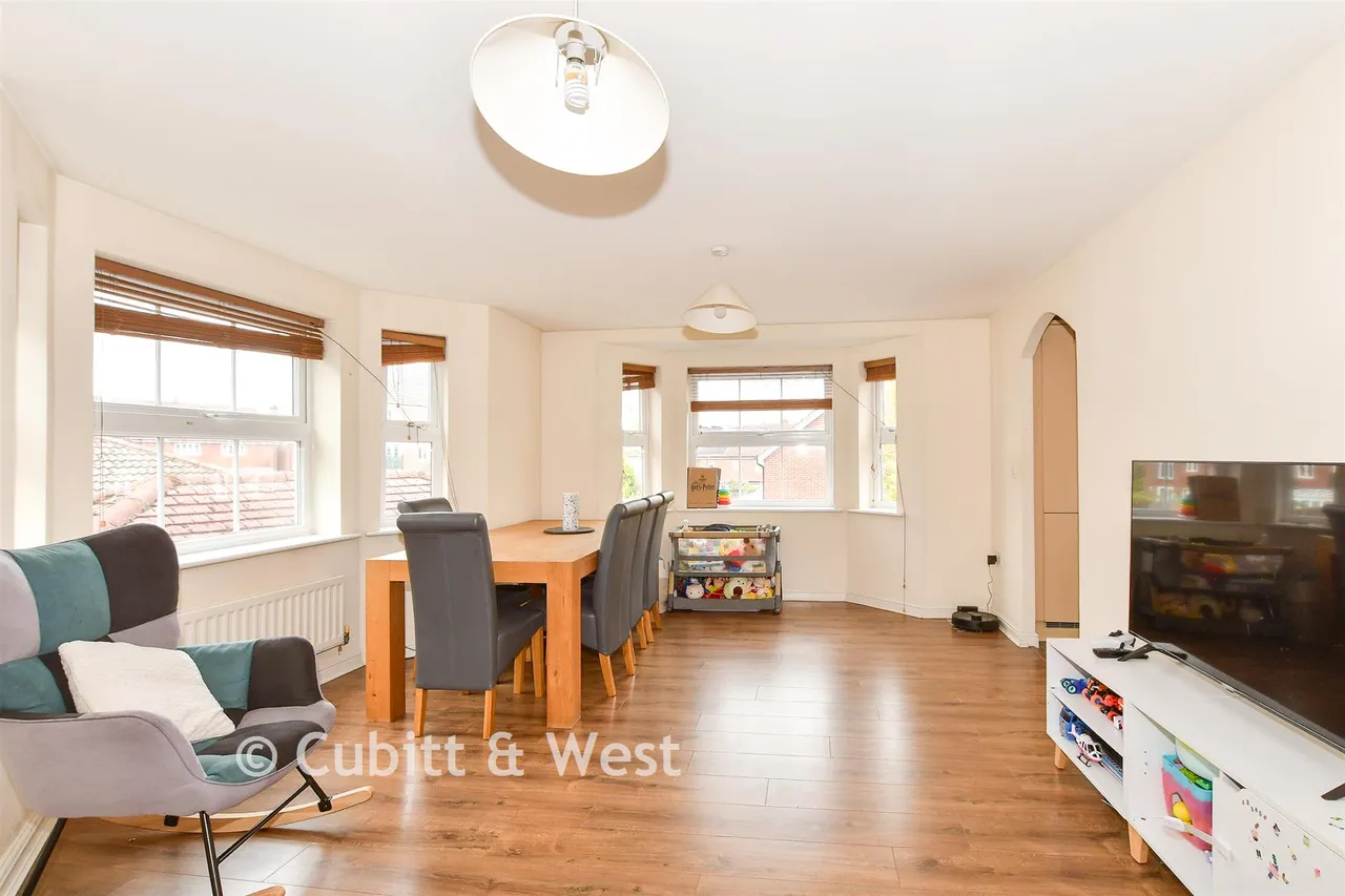 Lucas Close, Maidenbower, RH10, photo 4