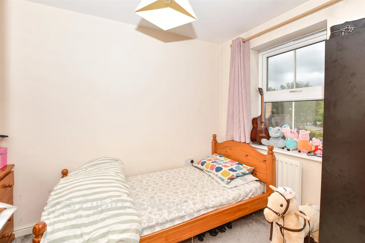 Lucas Close, Maidenbower, RH10, photo 11