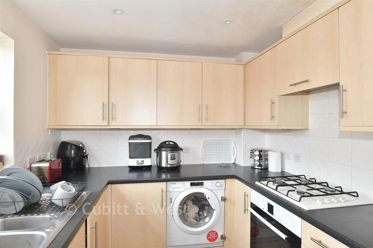 Lucas Close, Maidenbower, RH10, photo 8